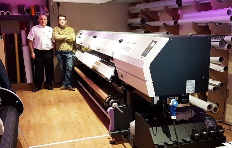 GPMI Reprocentre's Bill Forde (left) with Sign Script's Brendan Nugent (right) with the newly installed Mimaki UJV55-320.