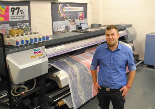 Your Print Partner's Stuart Maclaren with the company's new Mimaki JV5-320DS 